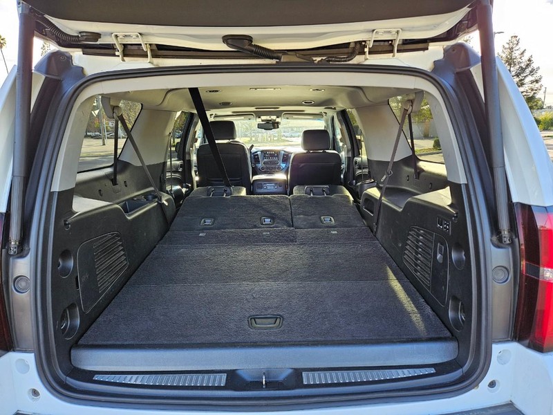 Chevrolet Suburban Vehicle Full-screen Gallery Image 16