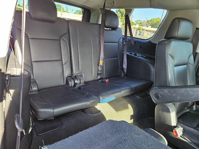 Chevrolet Suburban Vehicle Full-screen Gallery Image 17