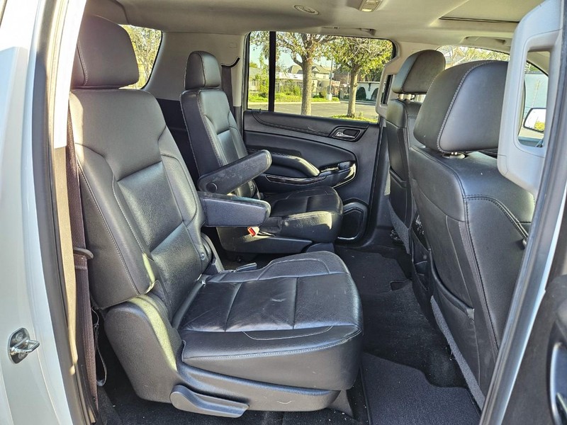 Chevrolet Suburban Vehicle Full-screen Gallery Image 18