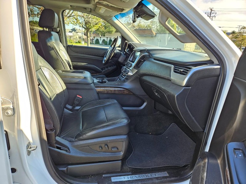Chevrolet Suburban Vehicle Full-screen Gallery Image 19