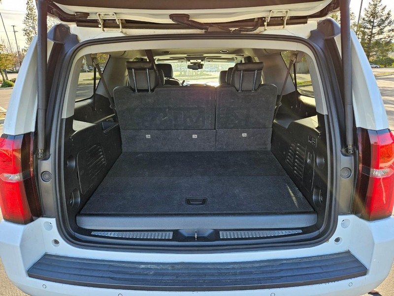 Chevrolet Suburban Vehicle Full-screen Gallery Image 20