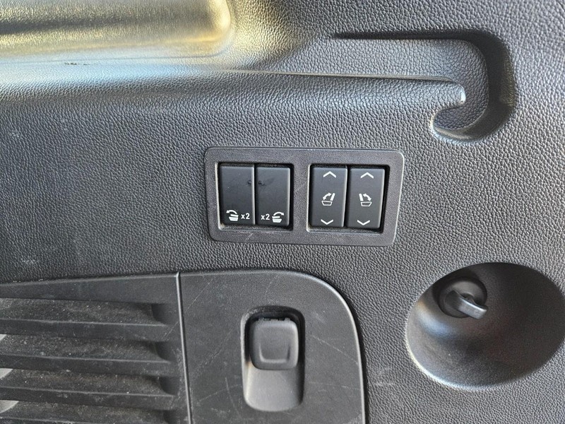 Chevrolet Suburban Vehicle Full-screen Gallery Image 21