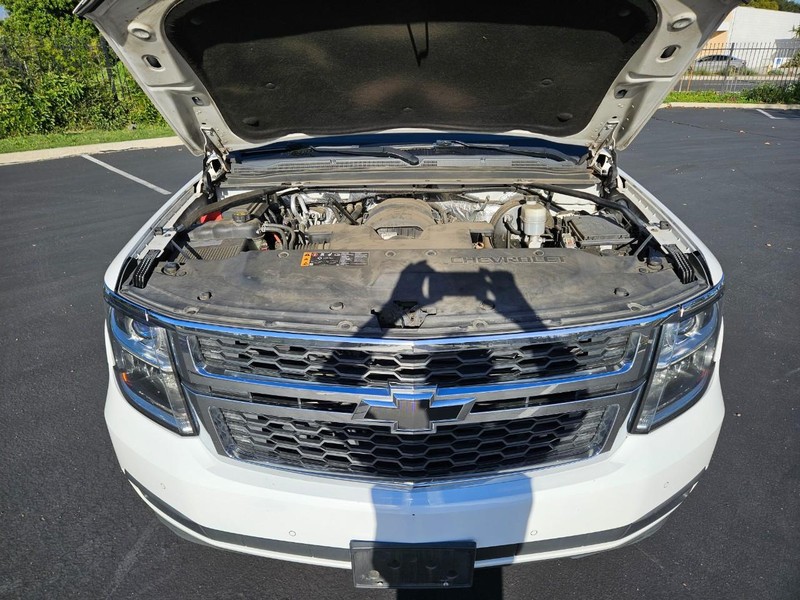 Chevrolet Suburban Vehicle Full-screen Gallery Image 22