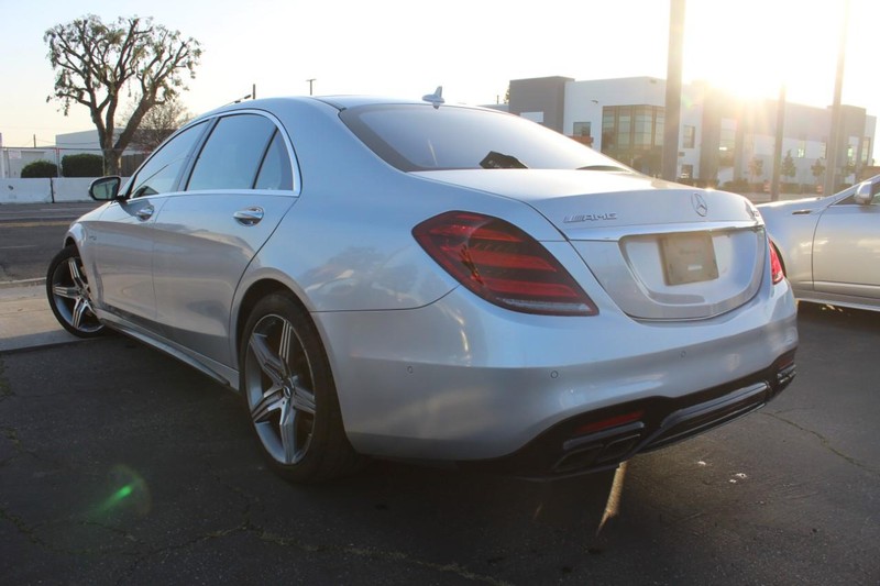 Mercedes-Benz S-Class Vehicle Full-screen Gallery Image 04