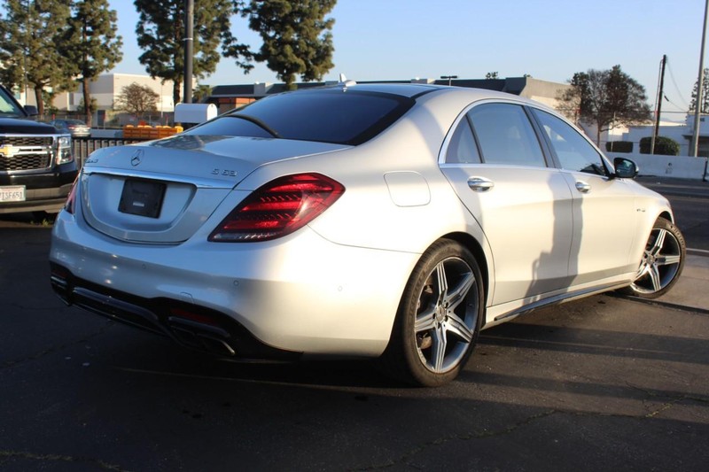 Mercedes-Benz S-Class Vehicle Full-screen Gallery Image 05