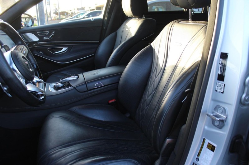 Mercedes-Benz S-Class Vehicle Full-screen Gallery Image 06