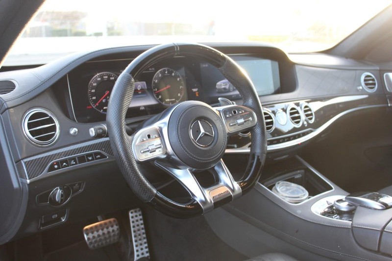 Mercedes-Benz S-Class Vehicle Full-screen Gallery Image 07