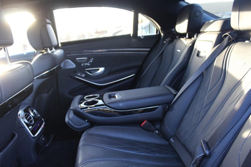 Mercedes-Benz S-Class Vehicle Full-screen Gallery Image 08