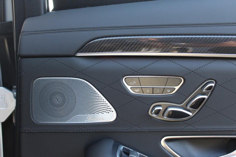 Mercedes-Benz S-Class Vehicle Full-screen Gallery Image 09