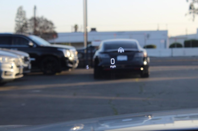 Mercedes-Benz S-Class Vehicle Full-screen Gallery Image 10