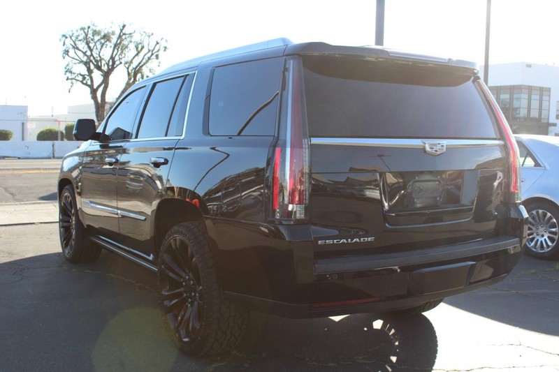 Cadillac Escalade Vehicle Full-screen Gallery Image 04
