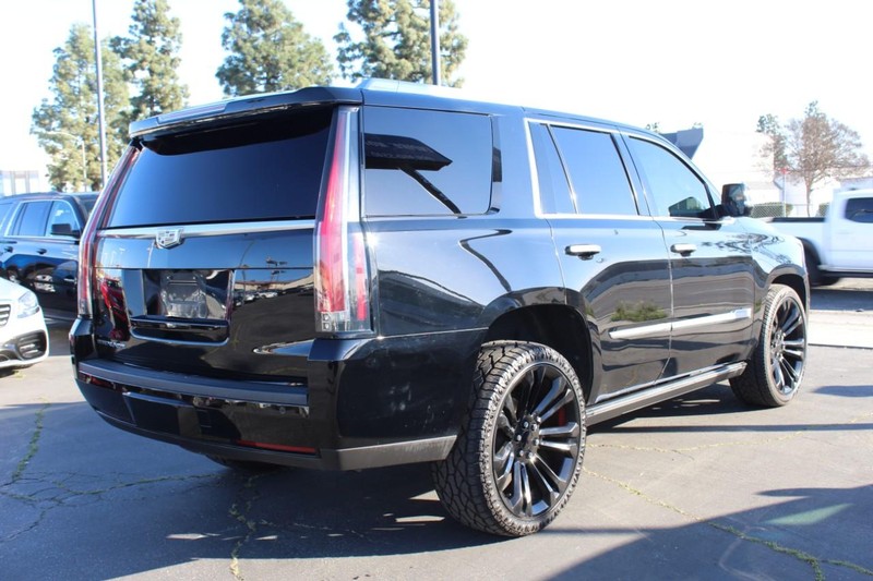 Cadillac Escalade Vehicle Full-screen Gallery Image 05