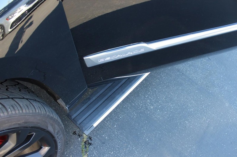 Cadillac Escalade Vehicle Full-screen Gallery Image 07