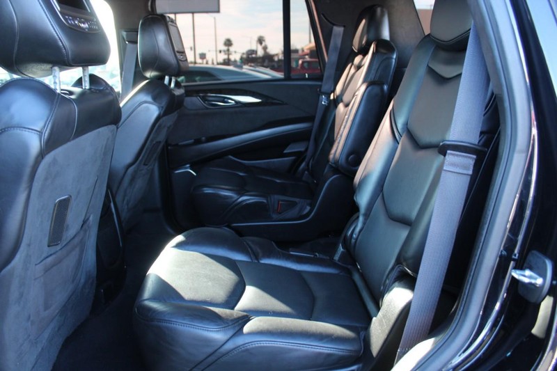 Cadillac Escalade Vehicle Full-screen Gallery Image 09