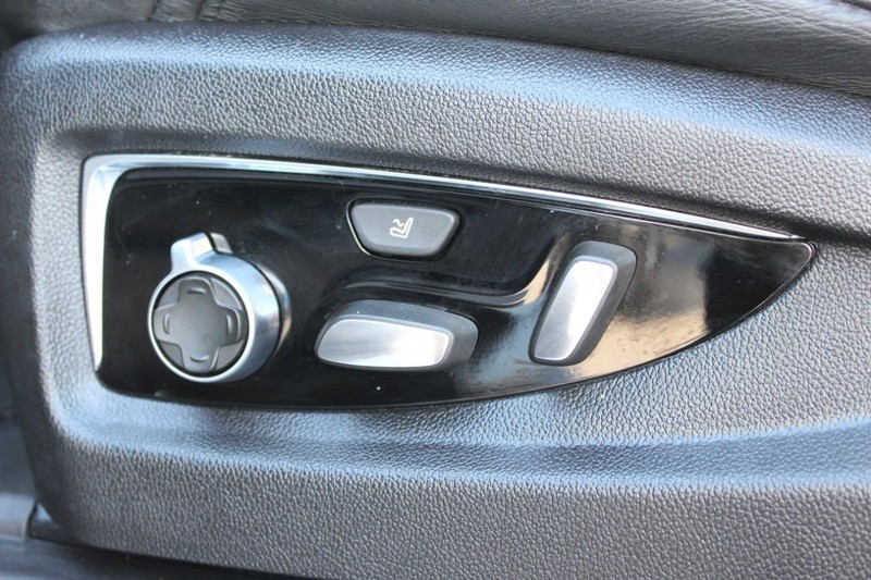 Cadillac Escalade Vehicle Full-screen Gallery Image 16