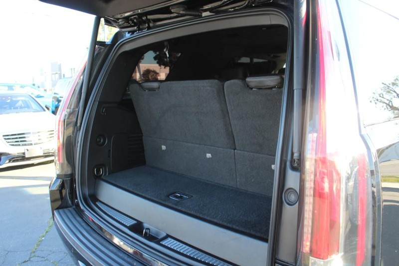 Cadillac Escalade Vehicle Full-screen Gallery Image 25