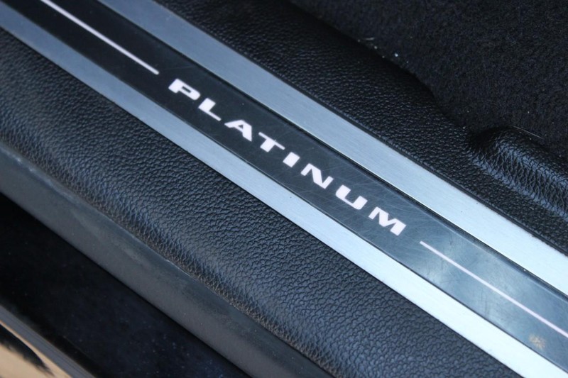 Cadillac Escalade Vehicle Full-screen Gallery Image 26