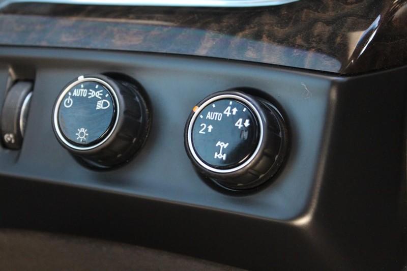 Cadillac Escalade Vehicle Full-screen Gallery Image 27