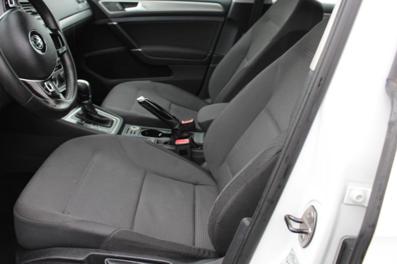 Volkswagen Golf Vehicle Full-screen Gallery Image 08