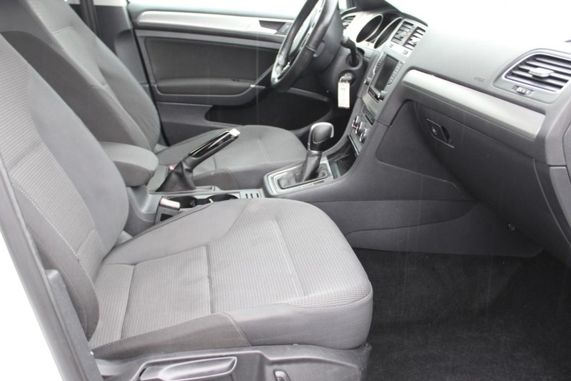 Volkswagen Golf Vehicle Full-screen Gallery Image 09