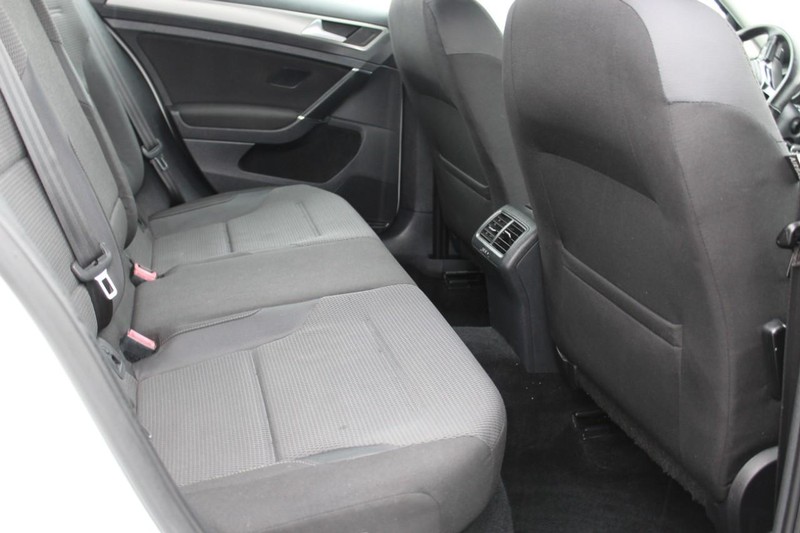 Volkswagen Golf Vehicle Full-screen Gallery Image 10