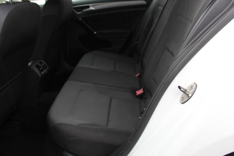 Volkswagen Golf Vehicle Full-screen Gallery Image 11