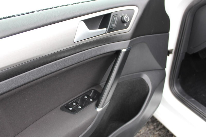 Volkswagen Golf Vehicle Full-screen Gallery Image 13