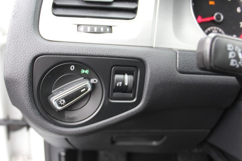 Volkswagen Golf Vehicle Full-screen Gallery Image 14