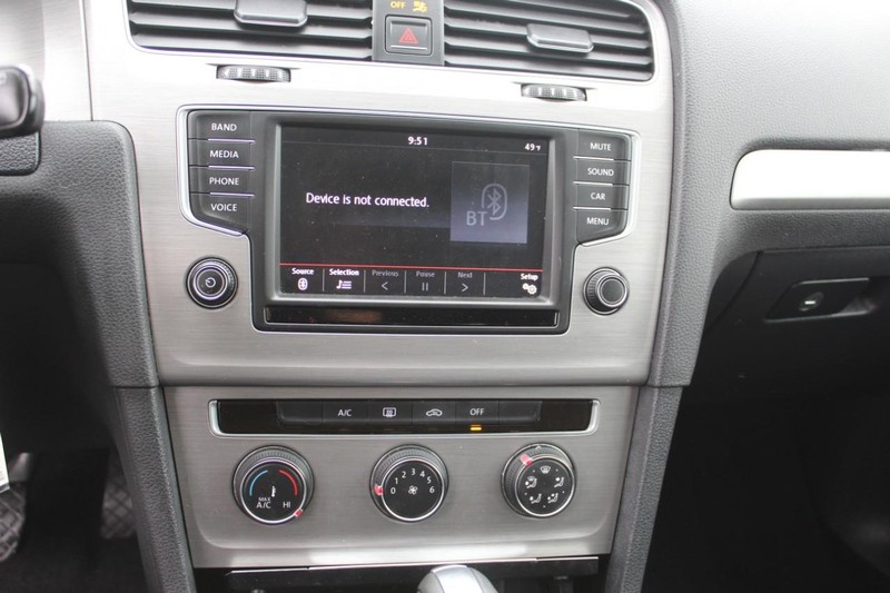 Volkswagen Golf Vehicle Full-screen Gallery Image 16