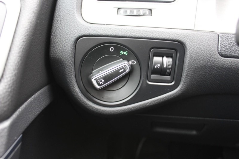 Volkswagen Golf Vehicle Full-screen Gallery Image 20