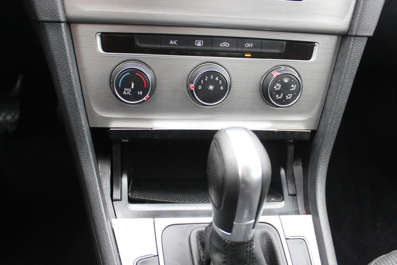 Volkswagen Golf Vehicle Full-screen Gallery Image 22