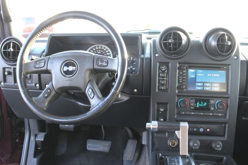 HUMMER H2 Vehicle Full-screen Gallery Image 09