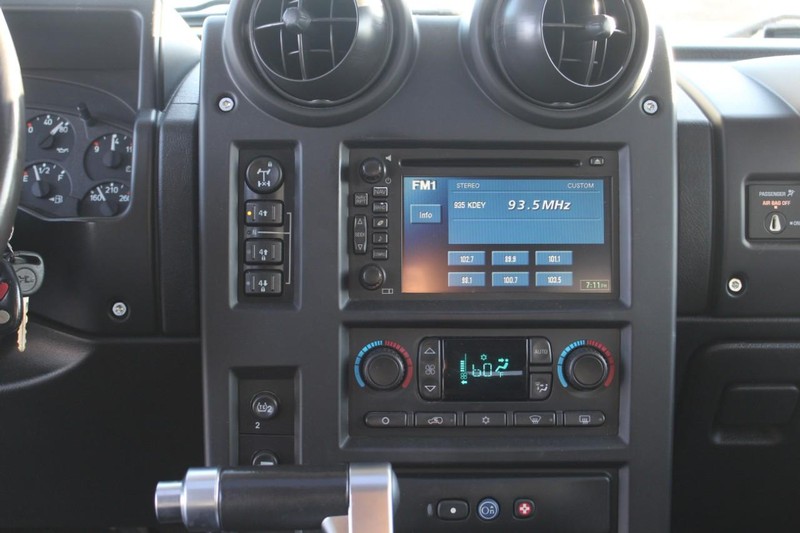 HUMMER H2 Vehicle Full-screen Gallery Image 11