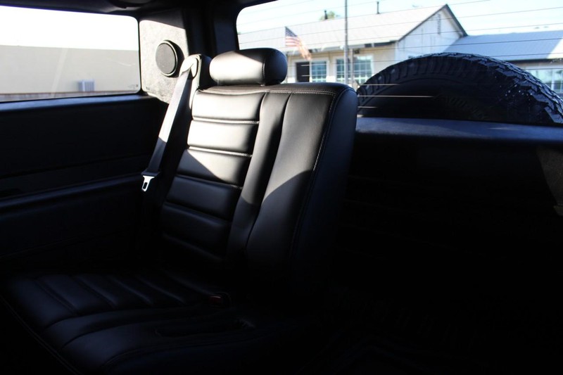 HUMMER H2 Vehicle Full-screen Gallery Image 14