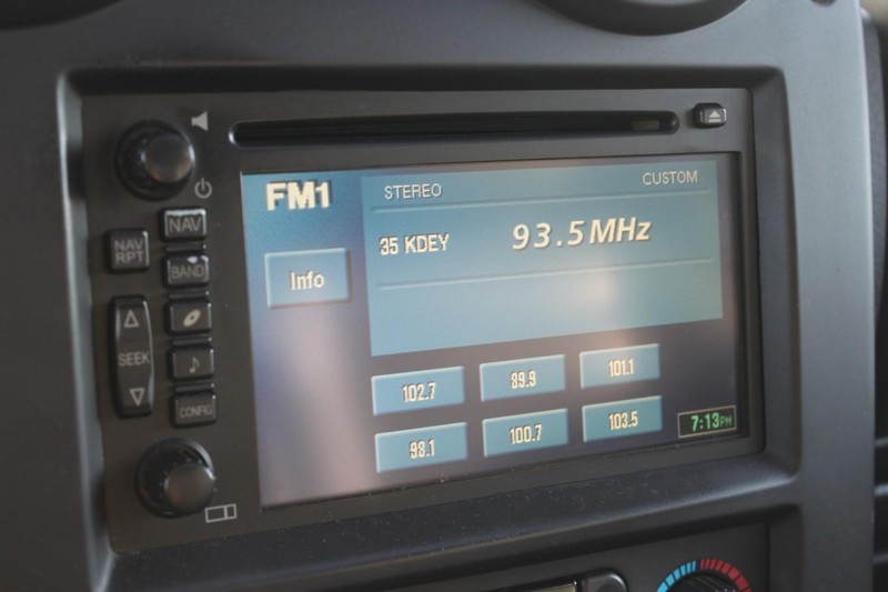 HUMMER H2 Vehicle Full-screen Gallery Image 15