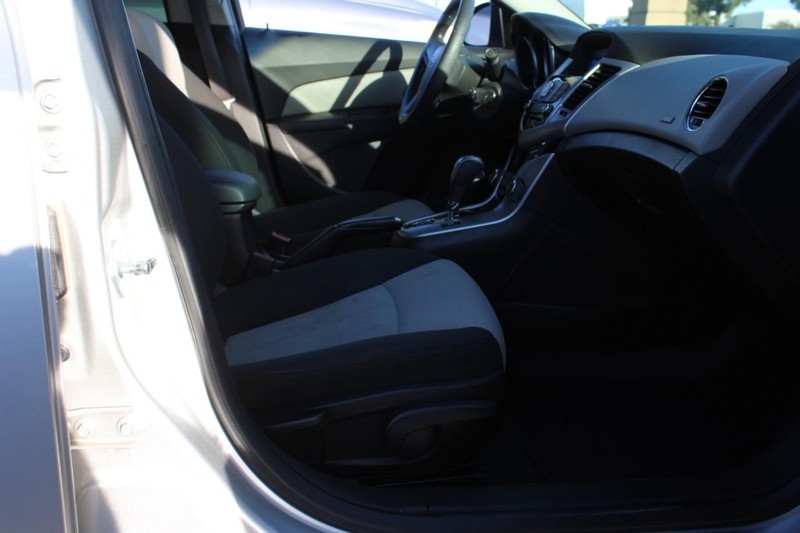 Chevrolet Cruze Vehicle Full-screen Gallery Image 09