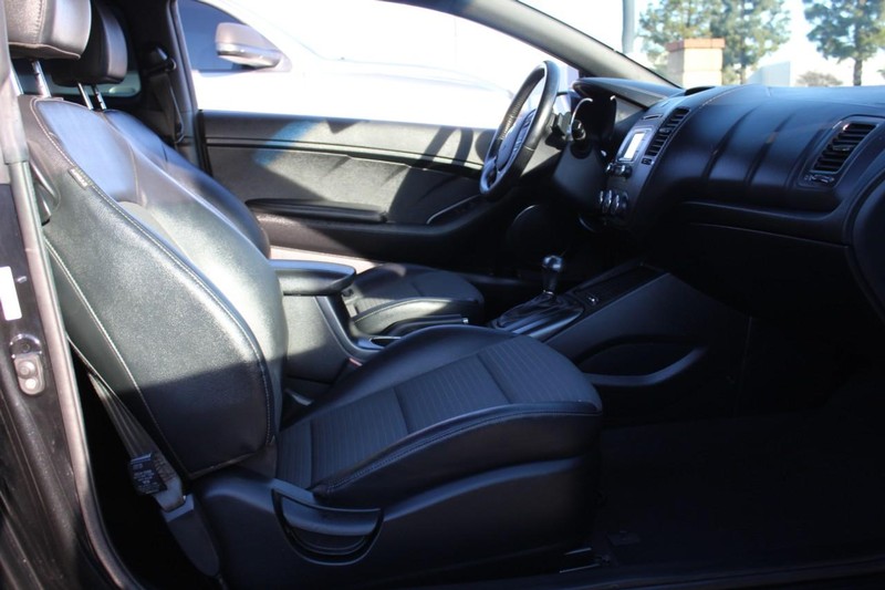 Kia Forte Koup Vehicle Full-screen Gallery Image 08