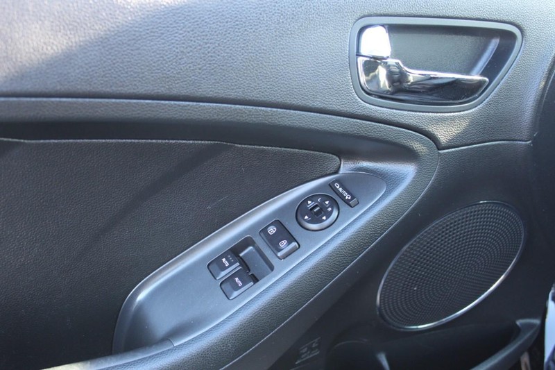 Kia Forte Koup Vehicle Full-screen Gallery Image 11