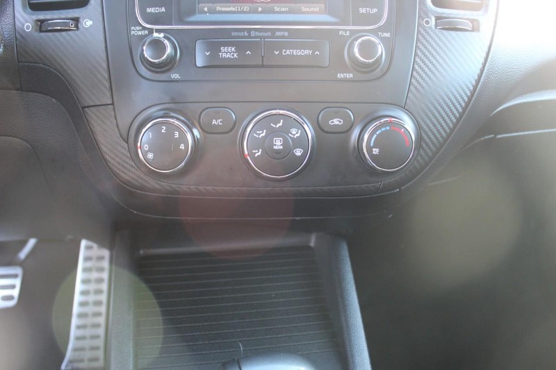 Kia Forte Koup Vehicle Full-screen Gallery Image 17