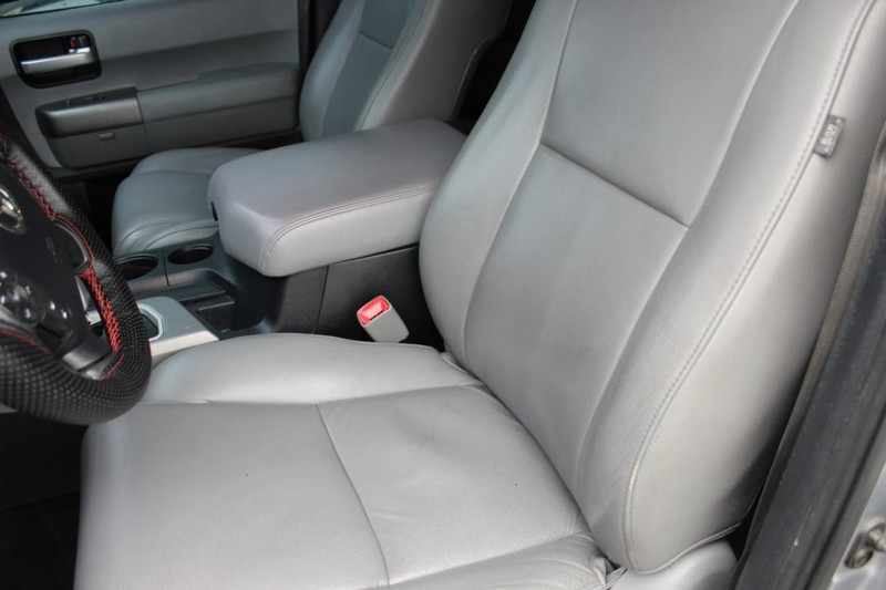 Toyota Sequoia Vehicle Full-screen Gallery Image 07