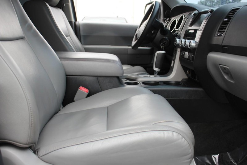 Toyota Sequoia Vehicle Full-screen Gallery Image 11