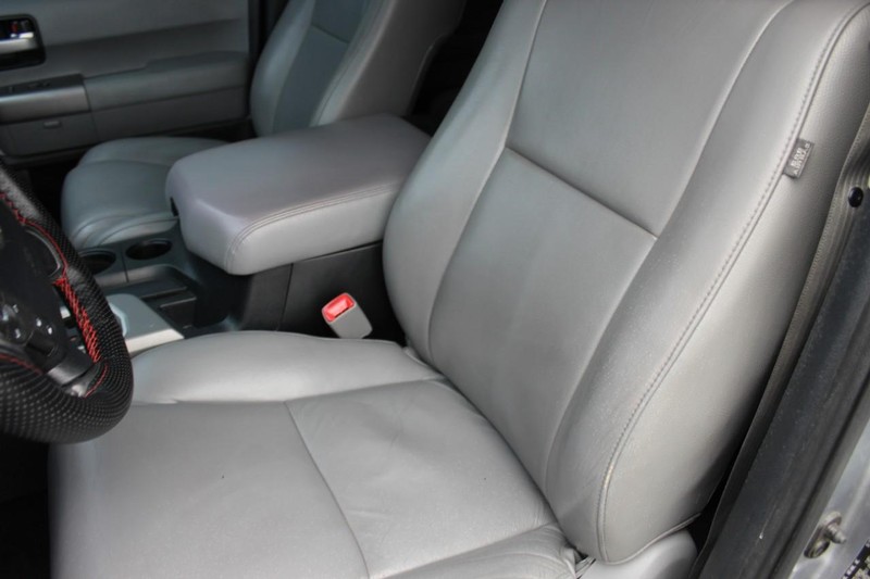 Toyota Sequoia Vehicle Full-screen Gallery Image 18