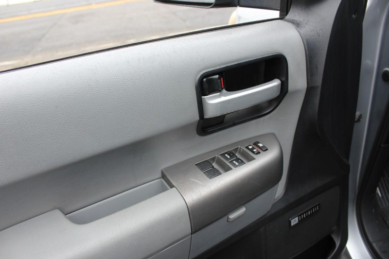 Toyota Sequoia Vehicle Full-screen Gallery Image 21