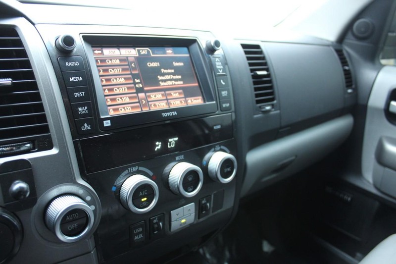 Toyota Sequoia Vehicle Full-screen Gallery Image 27