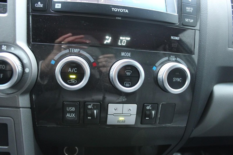 Toyota Sequoia Vehicle Full-screen Gallery Image 28