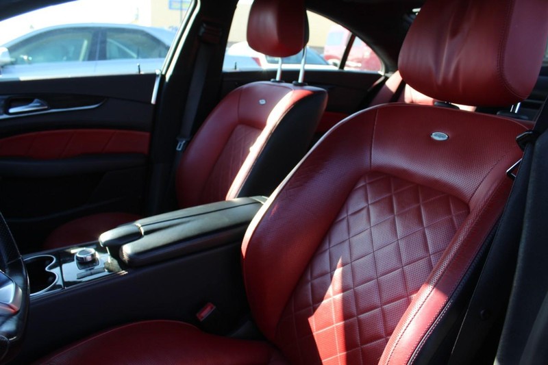 Mercedes-Benz CLS Vehicle Full-screen Gallery Image 05