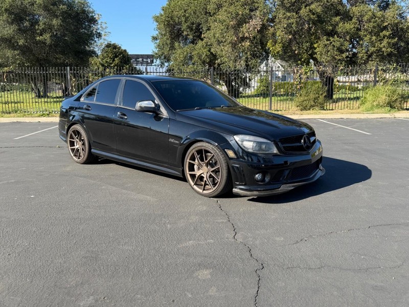 Mercedes-Benz C-Class Vehicle Full-screen Gallery Image 01