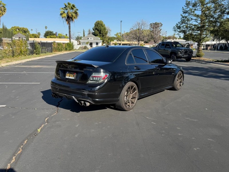 Mercedes-Benz C-Class Vehicle Full-screen Gallery Image 03