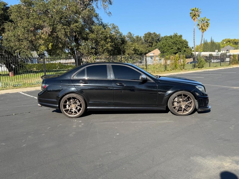 Mercedes-Benz C-Class Vehicle Full-screen Gallery Image 04