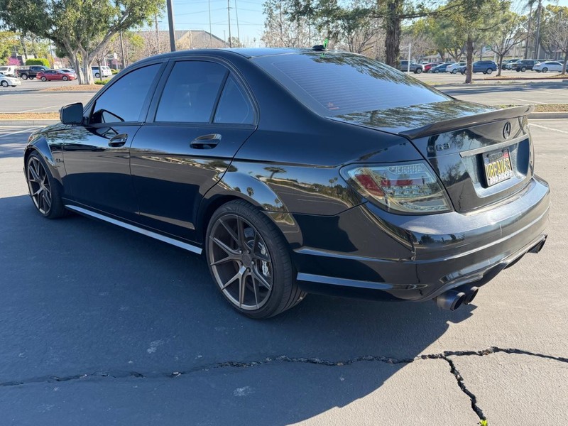 Mercedes-Benz C-Class Vehicle Full-screen Gallery Image 05